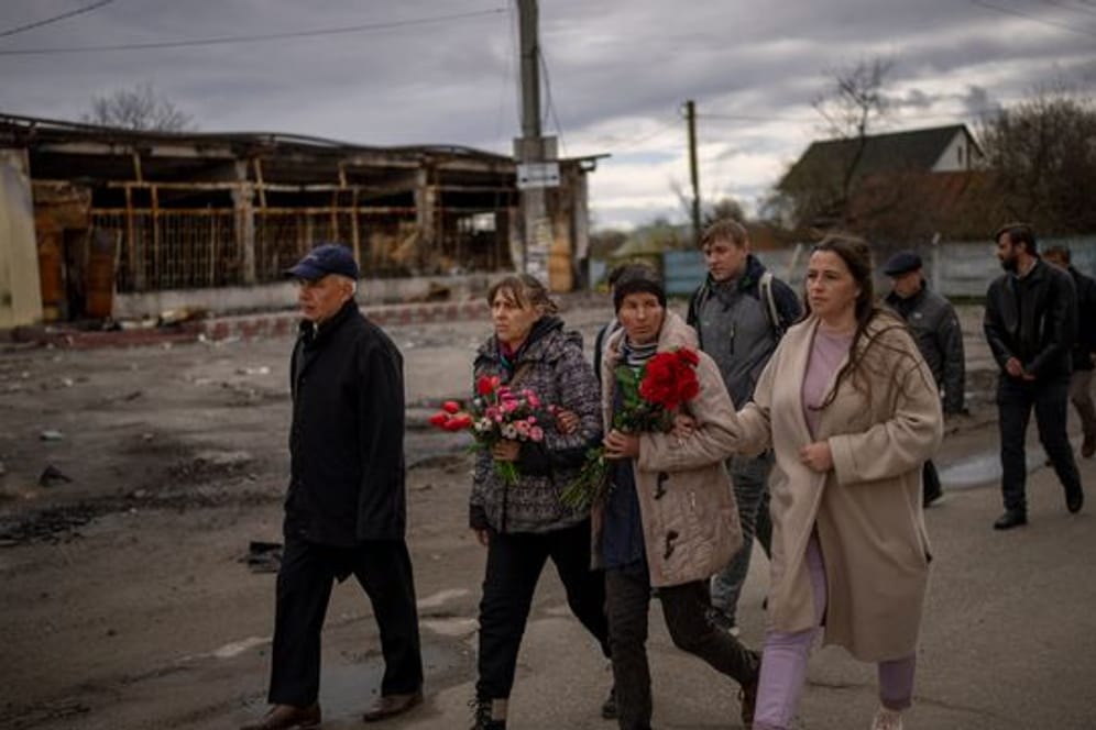 Trauergäste einer Beerdigung im ukrainischen Ozera.
