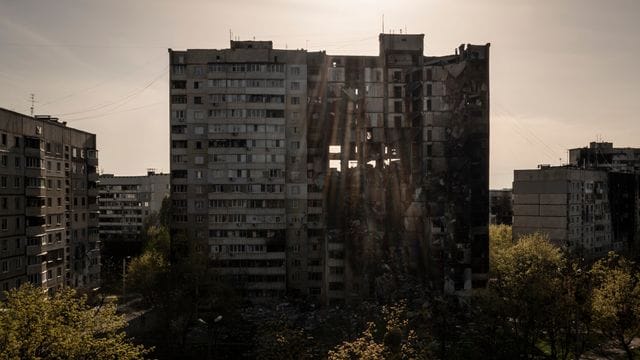 Ein durch mehrfachen russischen Beschuss schwer beschädigtes Gebäude in der Nähe einer Frontlinie in Charkiw.