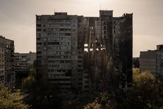 Ein durch mehrfachen russischen Beschuss schwer beschädigtes Gebäude in der Nähe einer Frontlinie in Charkiw.