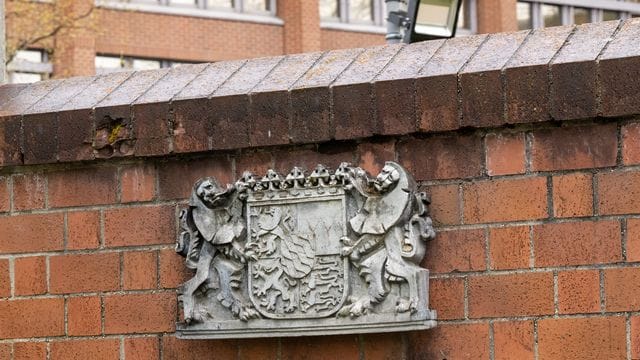 Das bayerische Wappen hängt vor dem Gebäude des bayerischen Landesamt für Verfassungsschutz in München.