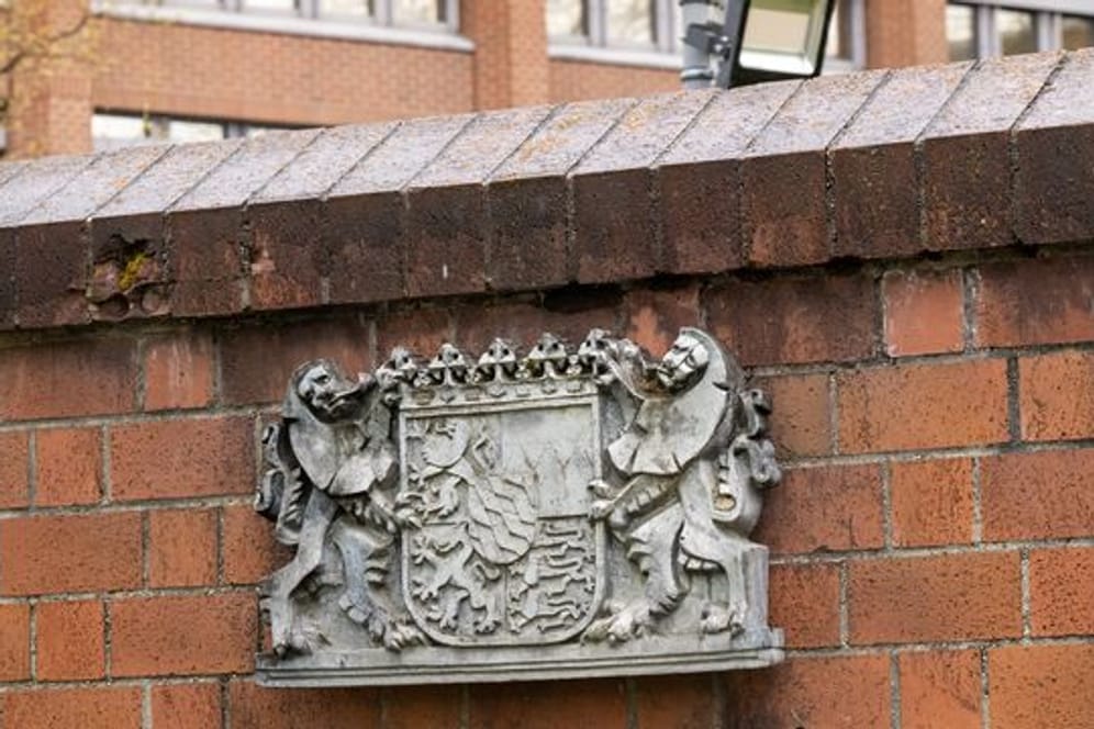 Das bayerische Wappen hängt vor dem Gebäude des bayerischen Landesamt für Verfassungsschutz in München.