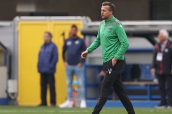 Trainer Christoph Dabrowski hat mit Hannover 96 drei Spieltage vor Saisonende sechs Punkte Vorsprung auf den Relegationsplatz.