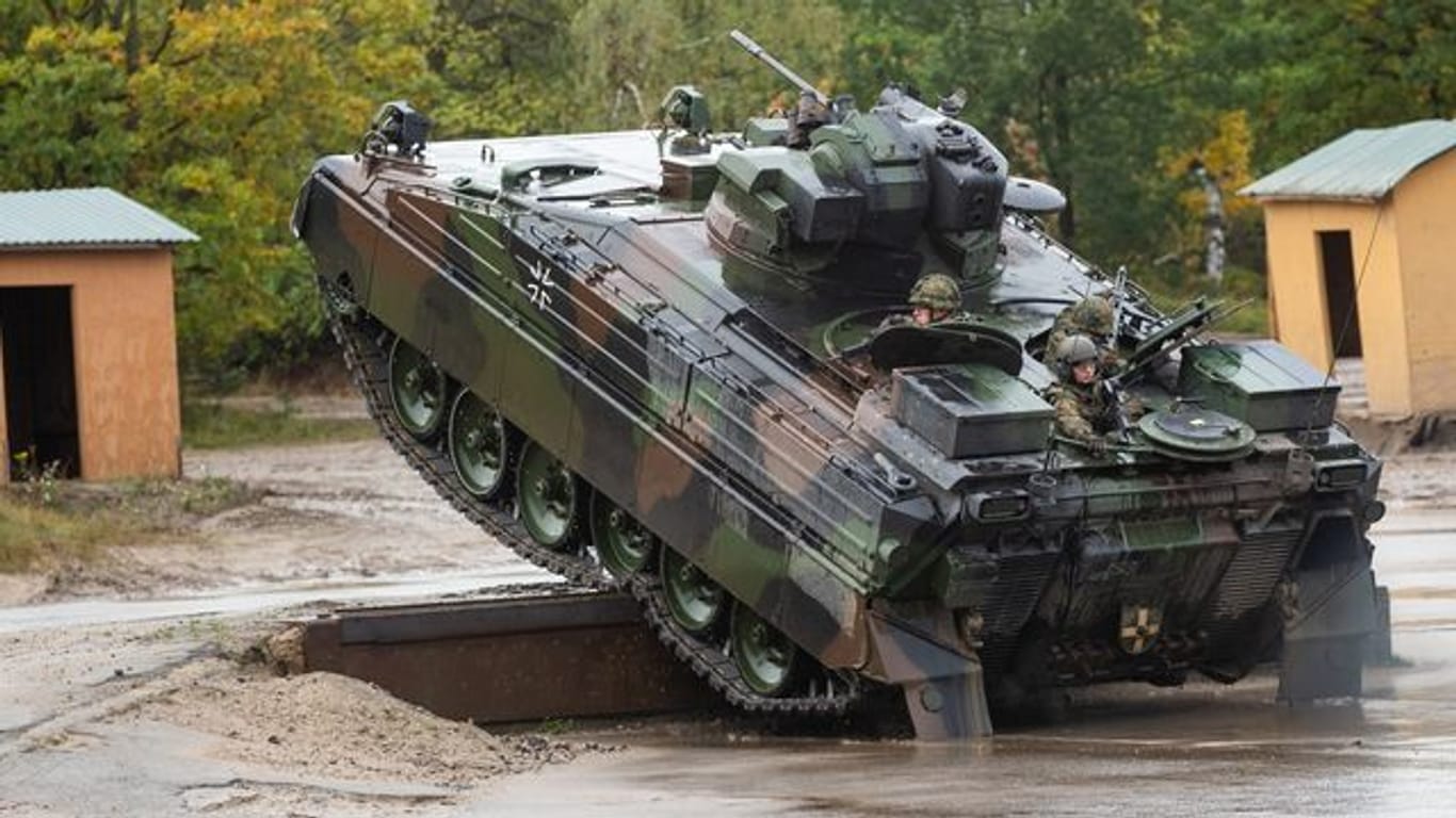 Ein Schützenpanzer der Bundeswehr vom Typ Marder, der von Rheinmetall Landsysteme gebaut.