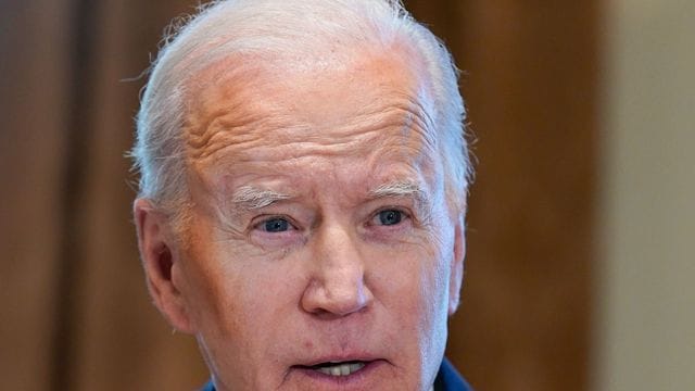 US-Präsident Joe Biden nutzt erstmals in seiner Amtszeit seine Befugnis, Verurteilte zu begnadigen und Haftstrafen zu verkürzen.