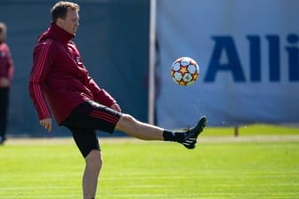 Bayern-Trainer Julian Nagelsmann hält während des Trainigs einen Ball hoch.