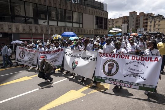 Mitglieder der "Operation Dudula" marschieren eine Straße im Stadtteil Hillbrow entlang um mehreren Unternehmen in der Gegend Memoranden zu übergeben.