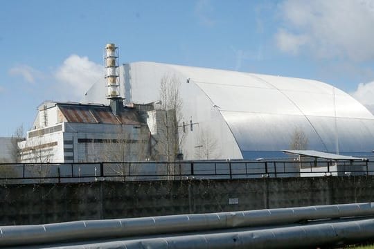 Ein Schutzbau bedeckt den explodierten Reaktor im Kernkraftwerk Tschernobyl.