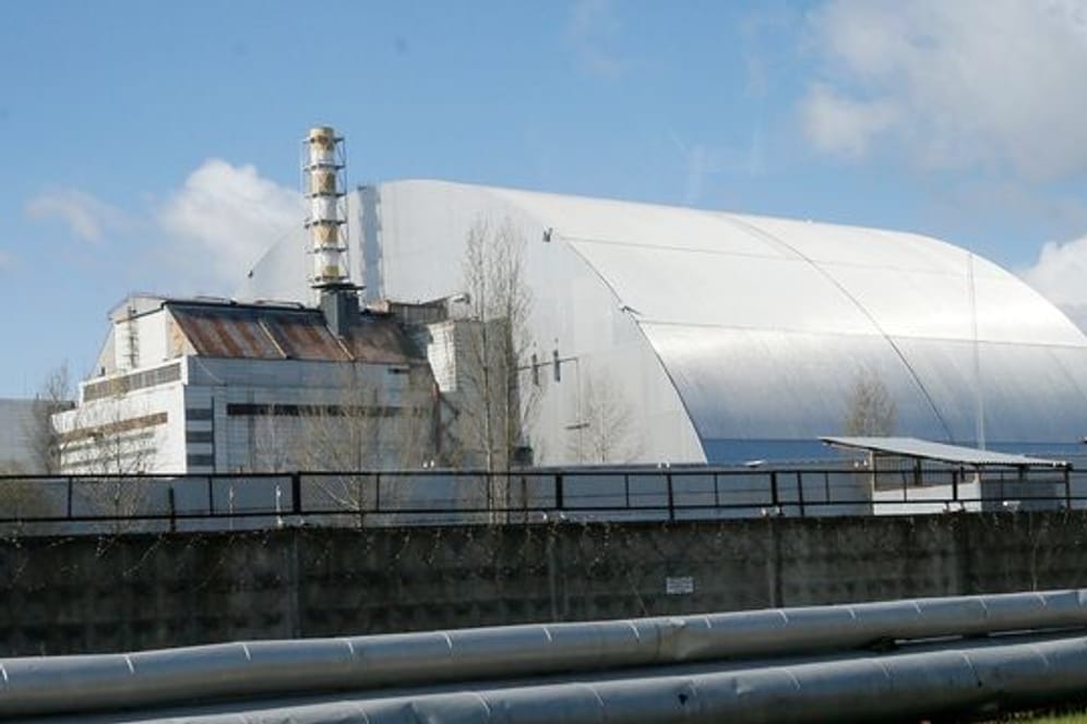 Ein Schutzbau bedeckt den explodierten Reaktor im Kernkraftwerk Tschernobyl.