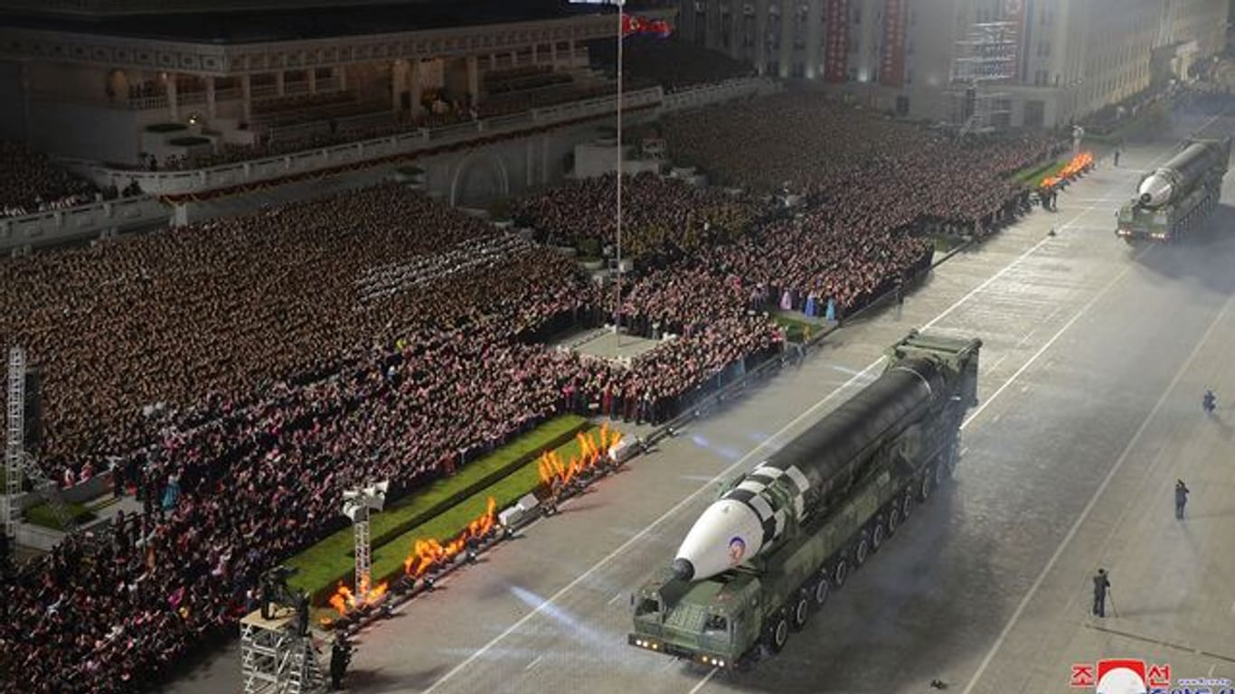 Eine nach Angaben der nordkoreanischen Regierung neu gebaute Interkontinentalrakete Hwasong-17.