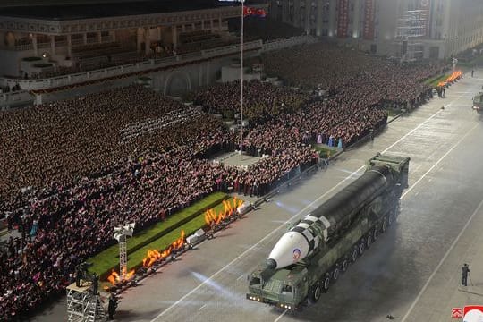 Eine nach Angaben der nordkoreanischen Regierung neu gebaute Interkontinentalrakete Hwasong-17.