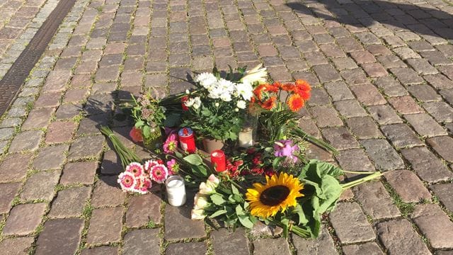 In Gedenken: Blumen vor dem Kieler Rathaus.