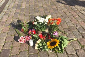 In Gedenken: Blumen vor dem Kieler Rathaus.