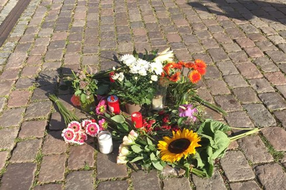 In Gedenken: Blumen vor dem Kieler Rathaus.