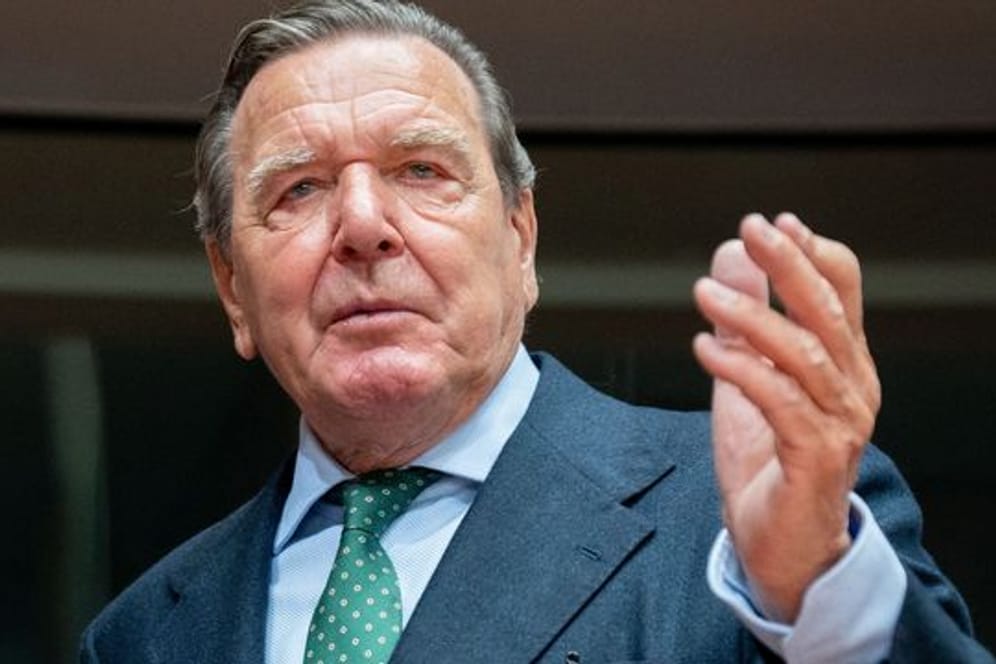 Wie nah steht Altkanzler Schröder Russland? Drohen ihm nun Sanktionen?.