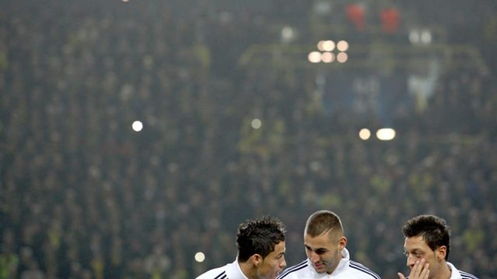 Mesut Özil (r) und Karim Benzema (M) spielten vier Jahre lang gemeinsam für Real Madrid.