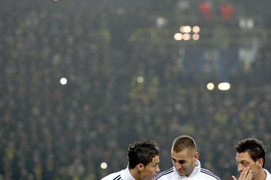 Mesut Özil (r) und Karim Benzema (M) spielten vier Jahre lang gemeinsam für Real Madrid.