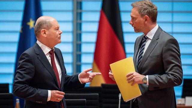 Haben sich auf das Entlastungspaket geeinigt: Bundeskanzler Olaf Scholz und Finanzminister Christian Lindner im Bundeskabinett.