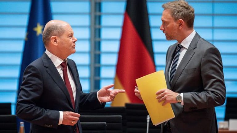 Haben sich auf das Entlastungspaket geeinigt: Bundeskanzler Olaf Scholz und Finanzminister Christian Lindner im Bundeskabinett.