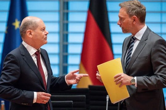 Haben sich auf das Entlastungspaket geeinigt: Bundeskanzler Olaf Scholz und Finanzminister Christian Lindner im Bundeskabinett.