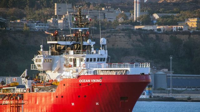 Das Rettungsschiff "Ocean Viking" in einem italienischen Hafen.