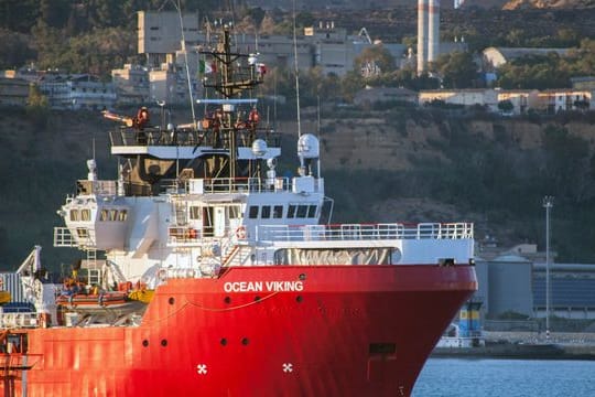 Das Rettungsschiff "Ocean Viking" in einem italienischen Hafen.