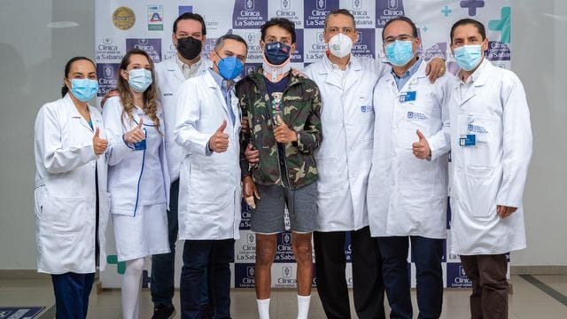 Egan Bernal (M) zeigt mit dem Daumen hoch umgeben von Mitarbeitern des Uni-Klinikums de la Sabana, zwei Wochen nach dem Sturz.