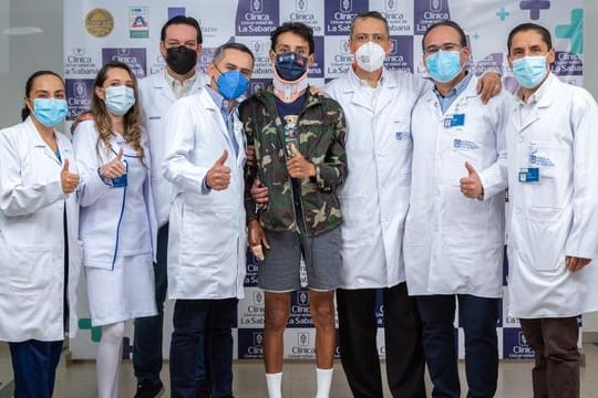 Egan Bernal (M) zeigt mit dem Daumen hoch umgeben von Mitarbeitern des Uni-Klinikums de la Sabana, zwei Wochen nach dem Sturz.