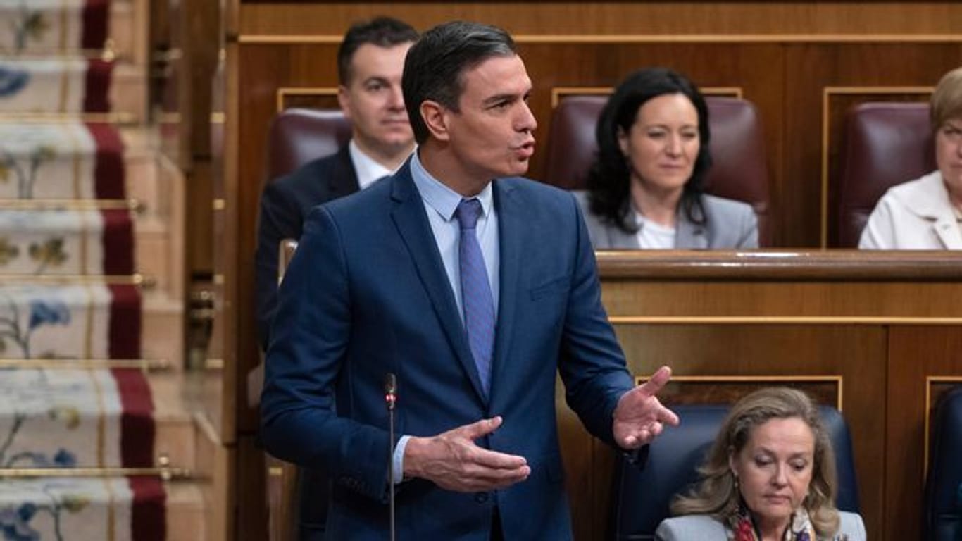 Spaniens Regierungschef Pedro Sanchez spricht bei einer Plenarsitzung des Abgeordnetenhauses in Madrid.