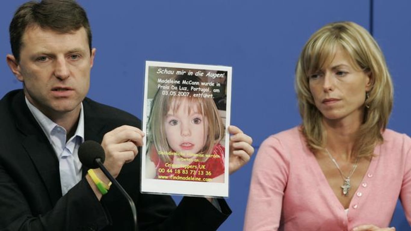 Kate und Gerry McCann zeigen während einer Pressekonferenz 2007 ein Bild ihrer verschwundenen Tochter Madeleine (Maddie).