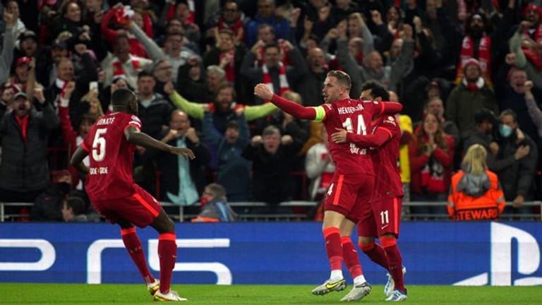 Liverpools Jordan Henderson (M), Mohamed Salah (r) und Ibrahima Konate (l) jubeln über das 1:0 gegen den FC Villarreal.
