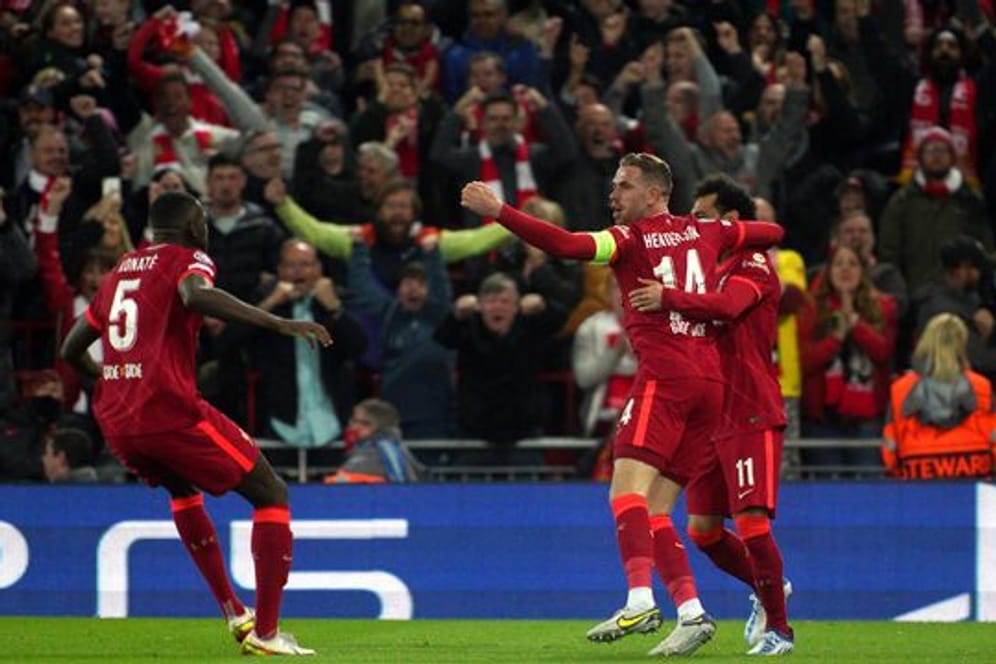 Liverpools Jordan Henderson (M), Mohamed Salah (r) und Ibrahima Konate (l) jubeln über das 1:0 gegen den FC Villarreal.