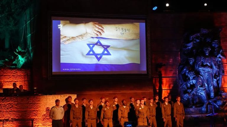 Eröffnungszeremonie der Gedenkfeier in Yad Vashem, Jerusalem: In diesem Jahr stand das Erinnern an die Deportationszüge im Mittelpunkt des Gedenkens.