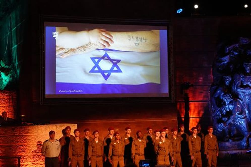 Eröffnungszeremonie der Gedenkfeier in Yad Vashem, Jerusalem: In diesem Jahr stand das Erinnern an die Deportationszüge im Mittelpunkt des Gedenkens.