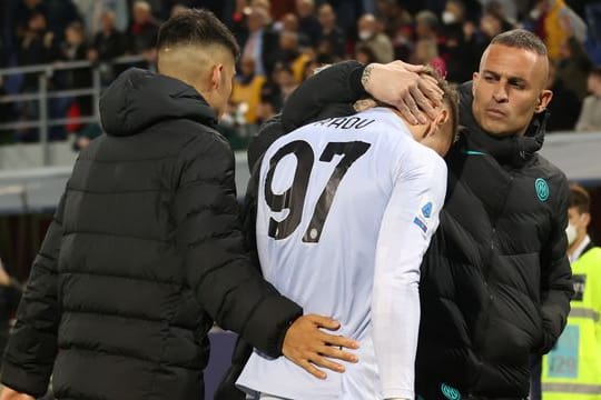 Inters Ersatztorwart Ionut Radu (M) verlässt enttäuscht den Platz.