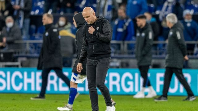 Schalkes Sportdirektor Rouven Schröder geht nach einem Spiel über den Platz der Veltins Arena.