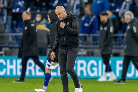 Schalkes Sportdirektor Rouven Schröder geht nach einem Spiel über den Platz der Veltins Arena.