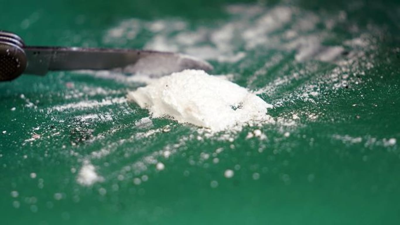 Fahnder in Amsterdam haben Millionen in bar und jede Menge Kokain beschlagnahmt.