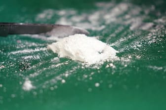 Fahnder in Amsterdam haben Millionen in bar und jede Menge Kokain beschlagnahmt.