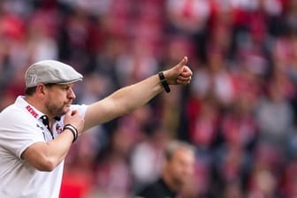 Kölns Trainer Steffen Baumgart coacht seine Mannschaft gewöhnlich mit vollem Körpereinsatz.