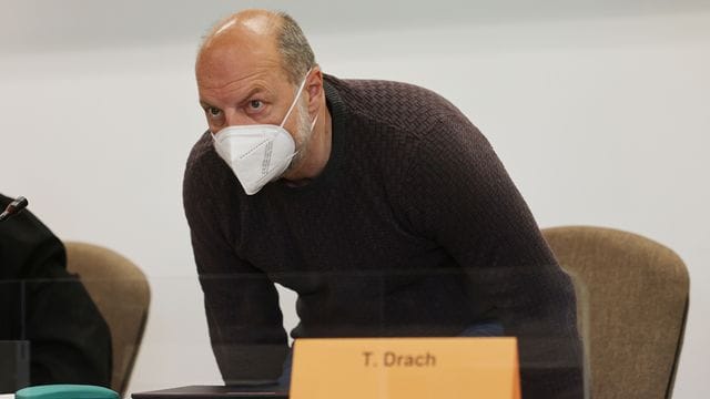 Thomas Drach muss sich wegen mehrerer Überfälle auf Geldtransporter vor dem Landgericht Köln verantworten. Thomas Drach muss sich wegen mehrerer Überfälle auf Geldtransporter vor dem Landgericht Köln verantworten.