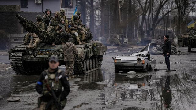 Ukrainische Soldaten auf einem Panzer in einem Vorort von Kiew.