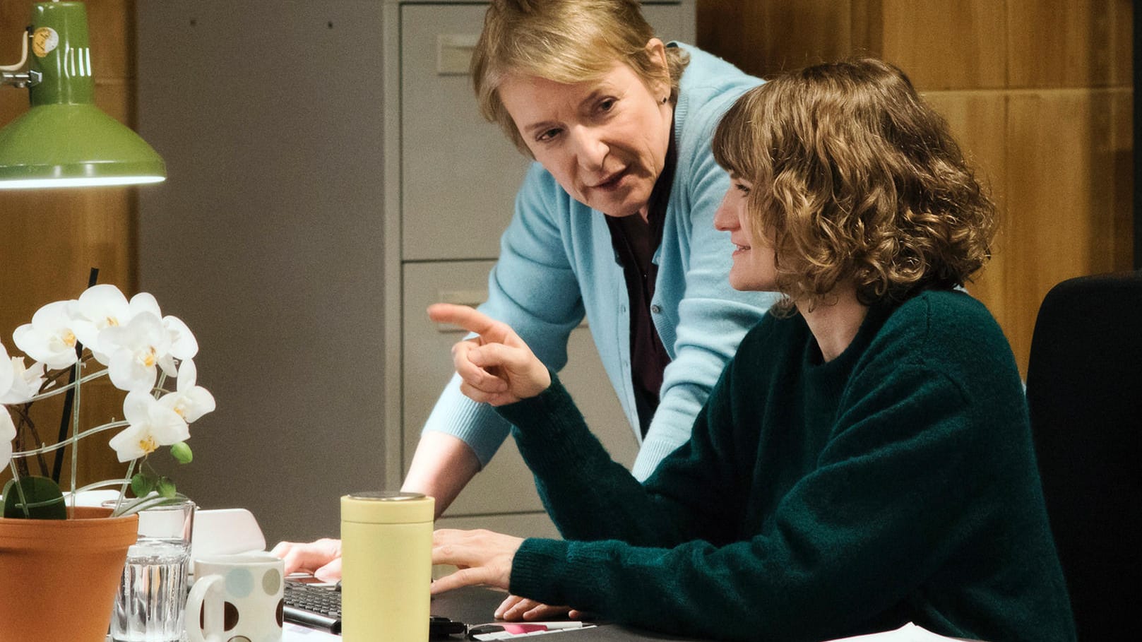 Kriminalhauptkommissarin Paula Ringelhahn (Dagmar Manzel) und Wanda Goldwasser (Eli Wasserscheid) unterhalten sich.