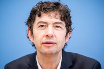 Christian Drosten, Direktor des Instituts für Virologie, Charité Berlin, zieht sich aus einem Gremium zu Corona-Maßnahmen zurück und übt harsche Kritik.