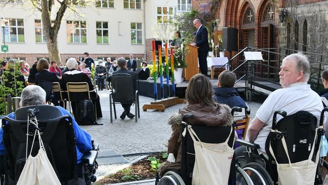 Mit einem Gottesdienst auf dem Platz vor der Oberlinkirche gedenken Bewohner, Angehörige und Gäste der vier Bewohner eines Potsdamer Wohnheims für behinderte Menschen, die vor einem Jahr ermordet wurden.
