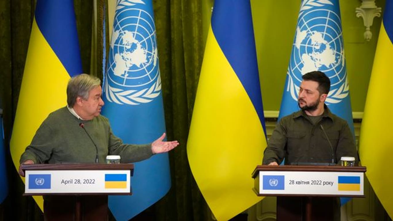 Der ukrainische Präsident Wolodymyr Selenskyj spricht mit UN-Chef António Guterres in Kiew.