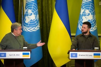 Der ukrainische Präsident Wolodymyr Selenskyj spricht mit UN-Chef António Guterres in Kiew.