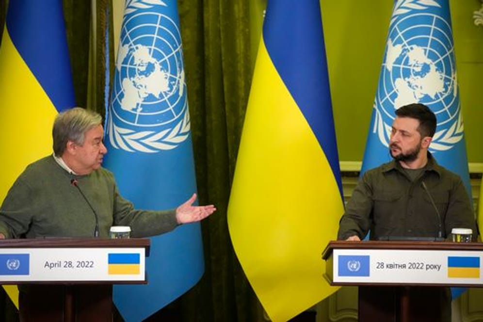 Der ukrainische Präsident Wolodymyr Selenskyj spricht mit UN-Chef António Guterres in Kiew.