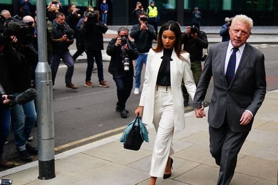 Boris Becker gemeinsam mit seiner Lebensgefährtin Lilian de Carvalho Monteiro auf dem Weg zur Strafmaßverkündung in London.