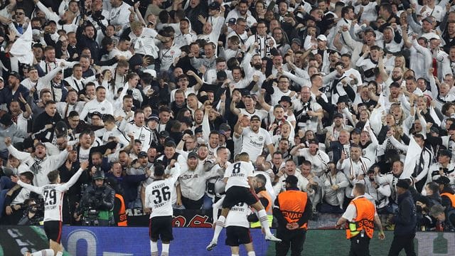 Die Spieler von Eintracht Frankfurt jubeln nach dem 2:1-Erfolg in London mit ihren Fans.