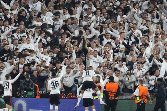 Die Spieler von Eintracht Frankfurt jubeln nach dem 2:1-Erfolg in London mit ihren Fans.